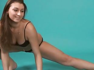 Curvy brunette chick can do full splits