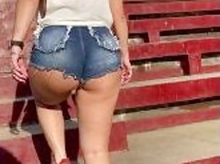 Katy Kampa Esposa hotwife subindo escada mini shorts