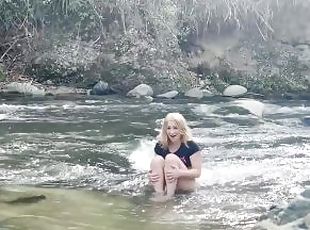 HERMOSA RUBIA ES VISTA BAÑANDOSE AL AIRE LIBRE PARTE 1