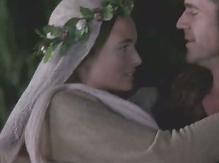 Sensual Catherine McCormack Flashes Her Tits in a 'Braveheart' Scene