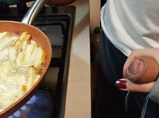 Handjob by cute girlfriend while cooking fries(full vid on my 0nlyfans/ManyVids)
