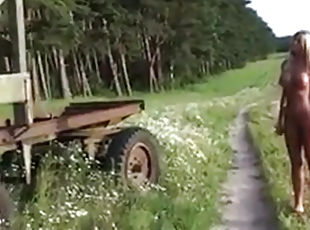 Landarbeiter fickte eine schöne Blondine in einem hohen Platz