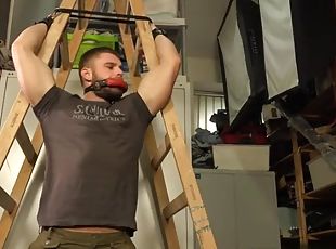 Muscle bodybuilder handjob with cumshot