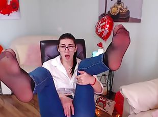 Bella antonia has pantyhose on under jeans and teases with nylon feet