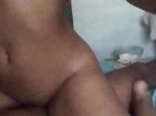 Encima de mi novio mi primer vídeo sexo amateur