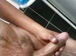 Desnudo tomando una rica ducha