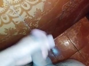 Masturbándome en el baño hasta derramar mucha leche