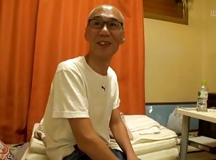 Sakurai Ayu offerse her body to a kinky hunk for a fuck