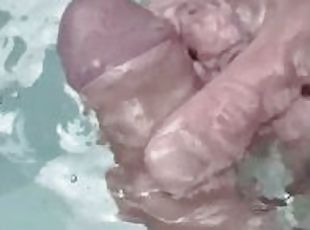 masturbare-masturbation, orgasm, in-afara, public, tasnit, amatori, jet-de-sperma, masturbare, sperma, piscina