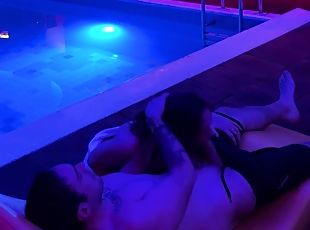 Ricca viziata trova un tipo in piscina e lo porta in camera per farsi TRAPANARE IL CULO - DIAL ITA