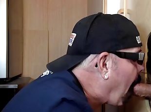 Gloryhole bareback DILF sucks cock in amateur video